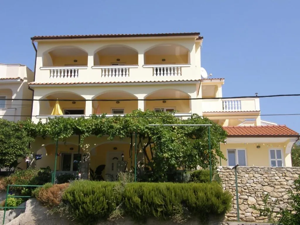 Apartment In Lopar With Balcony, Air Conditioning, W-Lan, Washing Machine